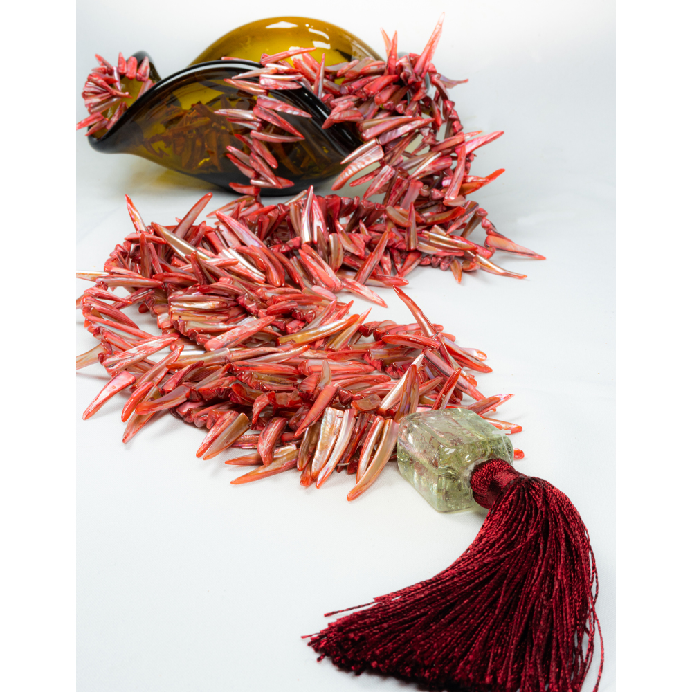 Colar-de-mesa-3-fios-longos-coleção-madrepérola cor coral acabamento murano com pingente de seda