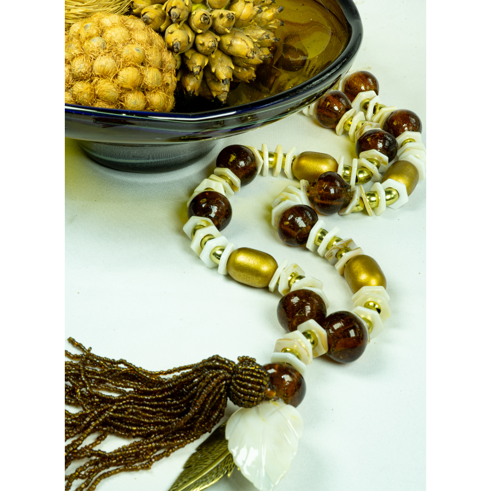 Colar de mesa bolas  de murano ambar com madrepérola e tamaras douradas coleção madre pérola acabamento pingente de miçanga