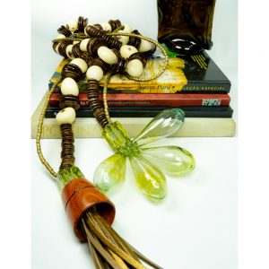 Colar de mesa de sementes de jarina da amazônia commadeira 2,40 2 fios avabamento em murano, madeira e couro coleção brasilianista DSC06952