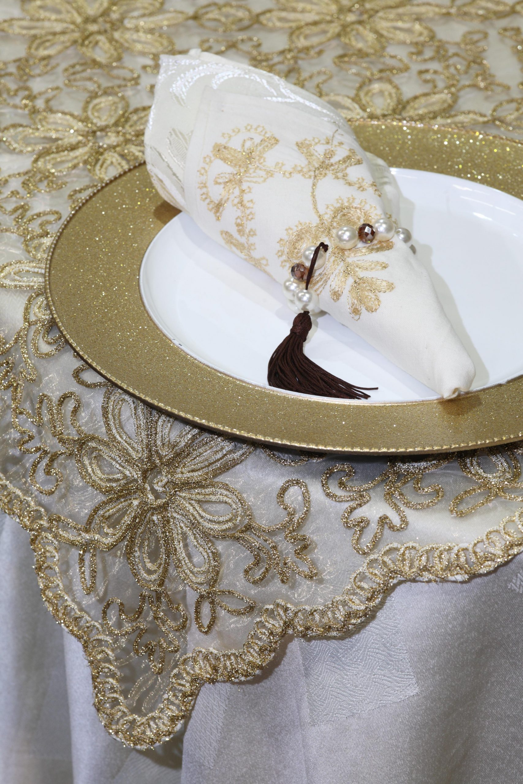 Toalha de mesa bordada cinçal ouro com ouro velhoquadrada 2,15x2,15