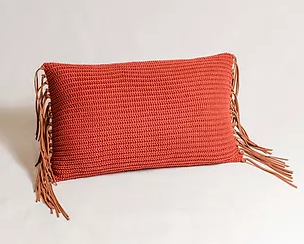Almofada retangular em tricô com franjas em camurça 